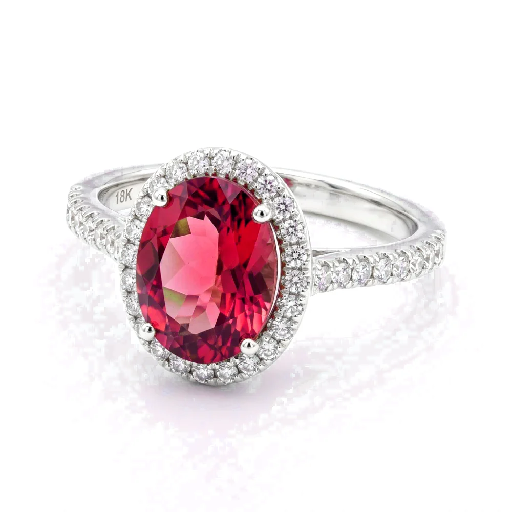 Anel em Ouro Branco 18k com Rubi Oval e Halo de Diamantes
