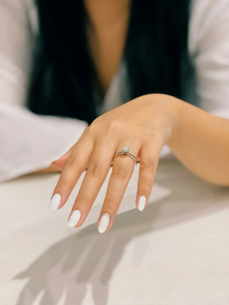 Mão feminina com anel