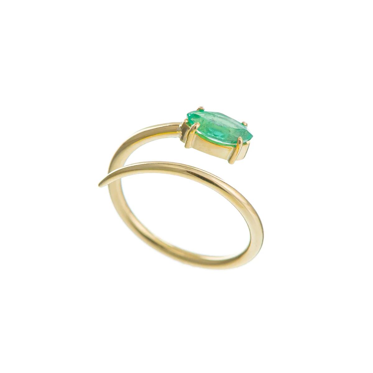 Anel em Ouro Amarelo com Esmeralda em Lapidacao Navete