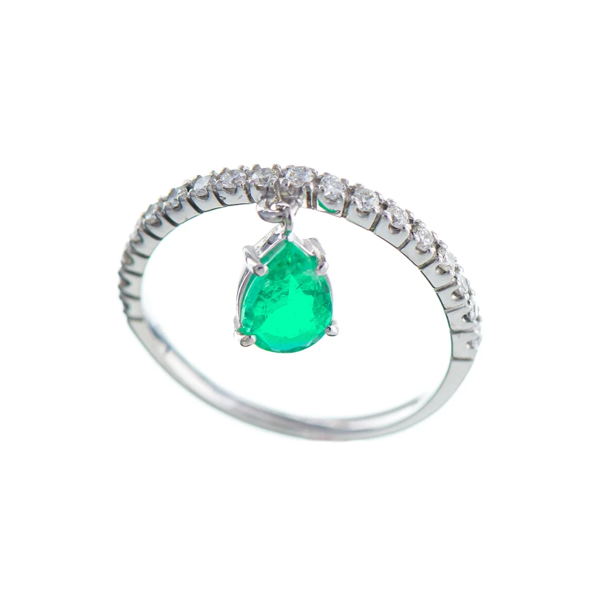 Anel em Ouro Branco com Brilhantes e Pendente de Esmeralda em Gota