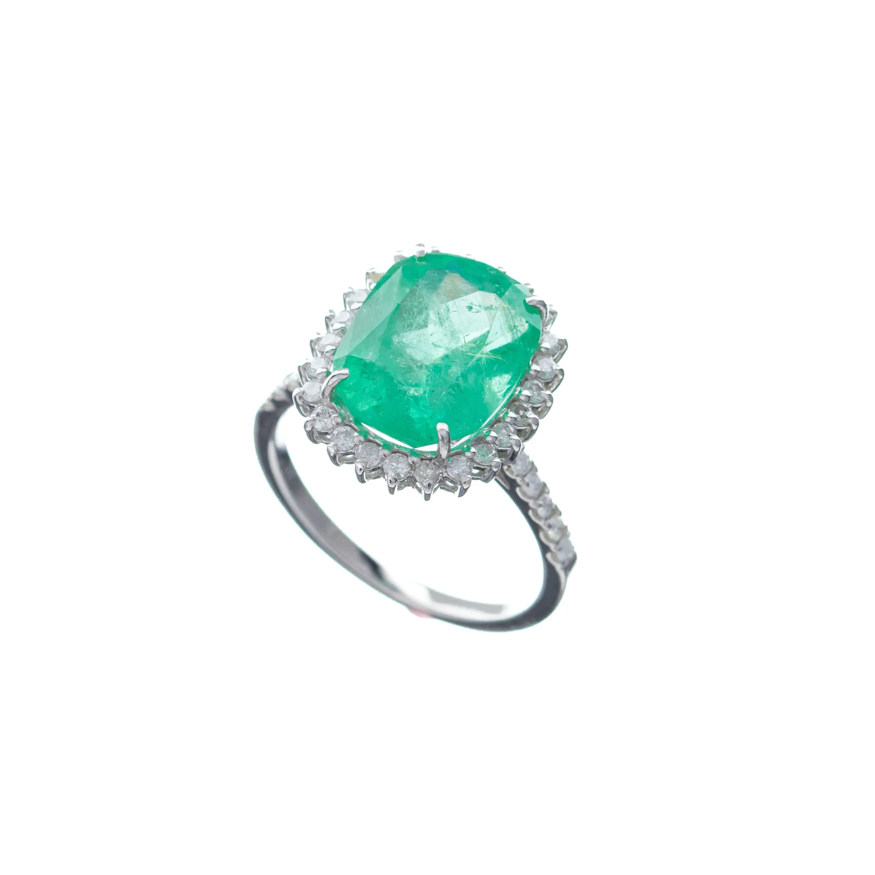 Anel Ouro Branco com Esmeralda Oval e Brilhantes no Aro