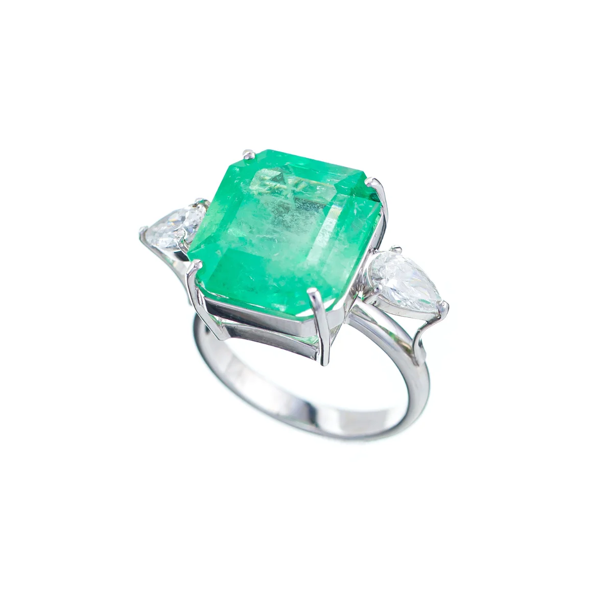 Anel Retangular em Ouro Branco com Esmeralda e Brilhantes Gota